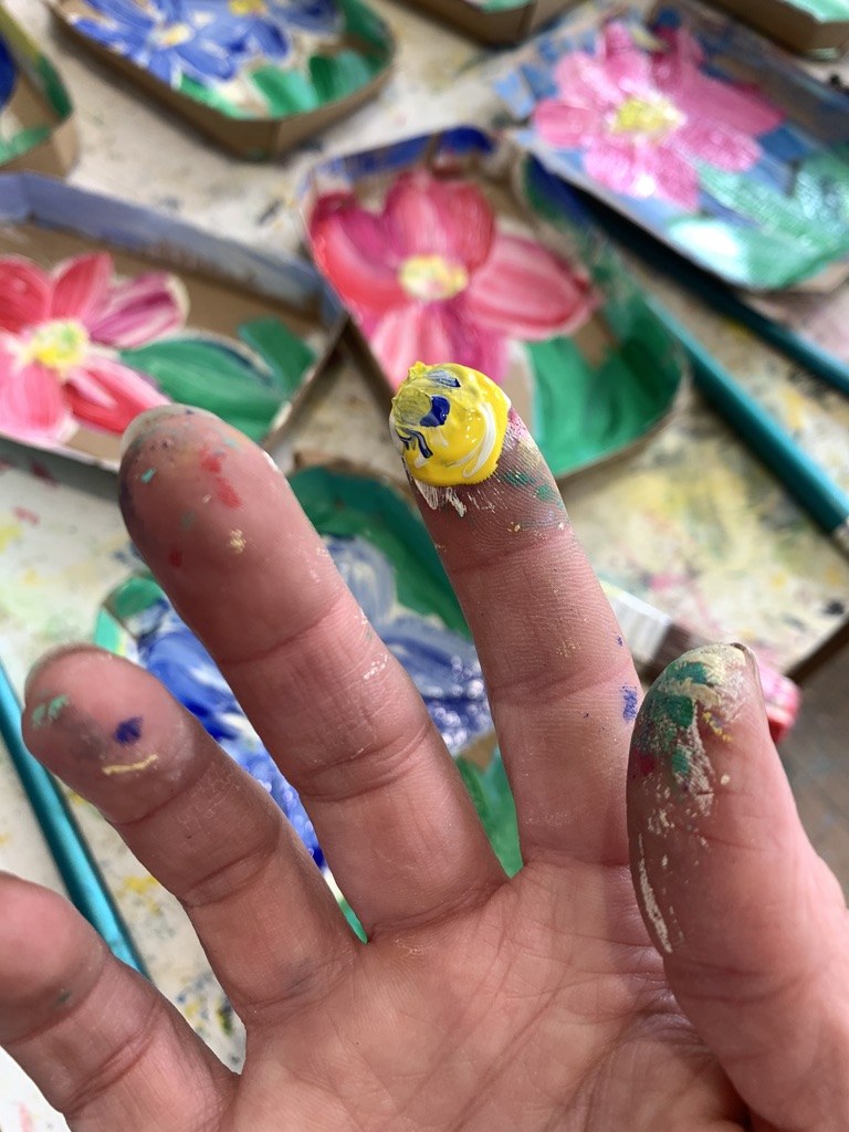 Mano de Edel Rzepka con pintura